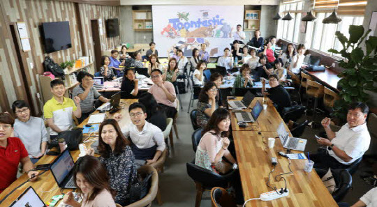 지난 6월 21일 놀이마루에서 부산시교육청 디지털 활용 심화과정 교사연수에 참여한 교사들이 힘차게 화이팅을 외치고 있다.